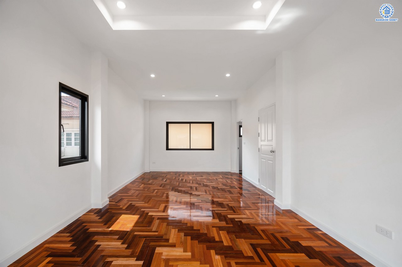 บ้านมือสองตกแต่งใหม่ โครงการ รติรมย์2 ราชพฤกษ์-กาญจนาภิเษก ซ.สวนผัก32 ส่วนกลางครบครัน พร้อมอยู่ เนื้อที่ 56 ตร.ว. ฟังก์ชัน 3 ห้องนอน 2 ห้องน้ำ 1 ห้องอเนกประสงค์ จอดรถได้ 2 คัน บนทำเลศักยภาพ เชื่อมต่อหลายเส้นทาง ใกล้ทางด่วน "ศรีรัช" และเซ็นทรัล เวสต์วิลล์...